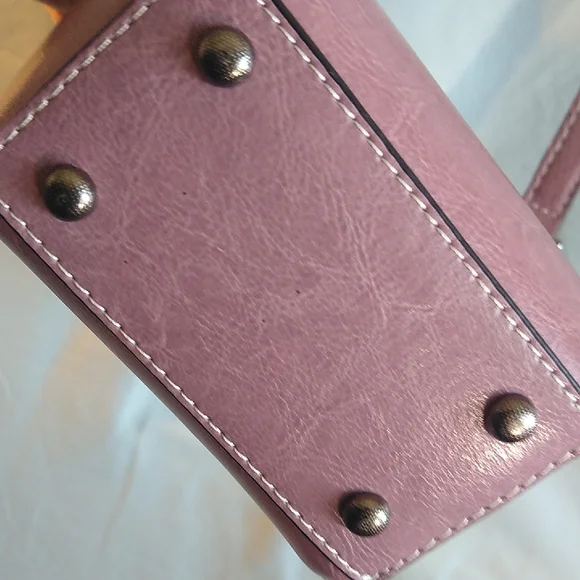 Elegant Pink Leather Crossbody Bag - Picture 8 of 16